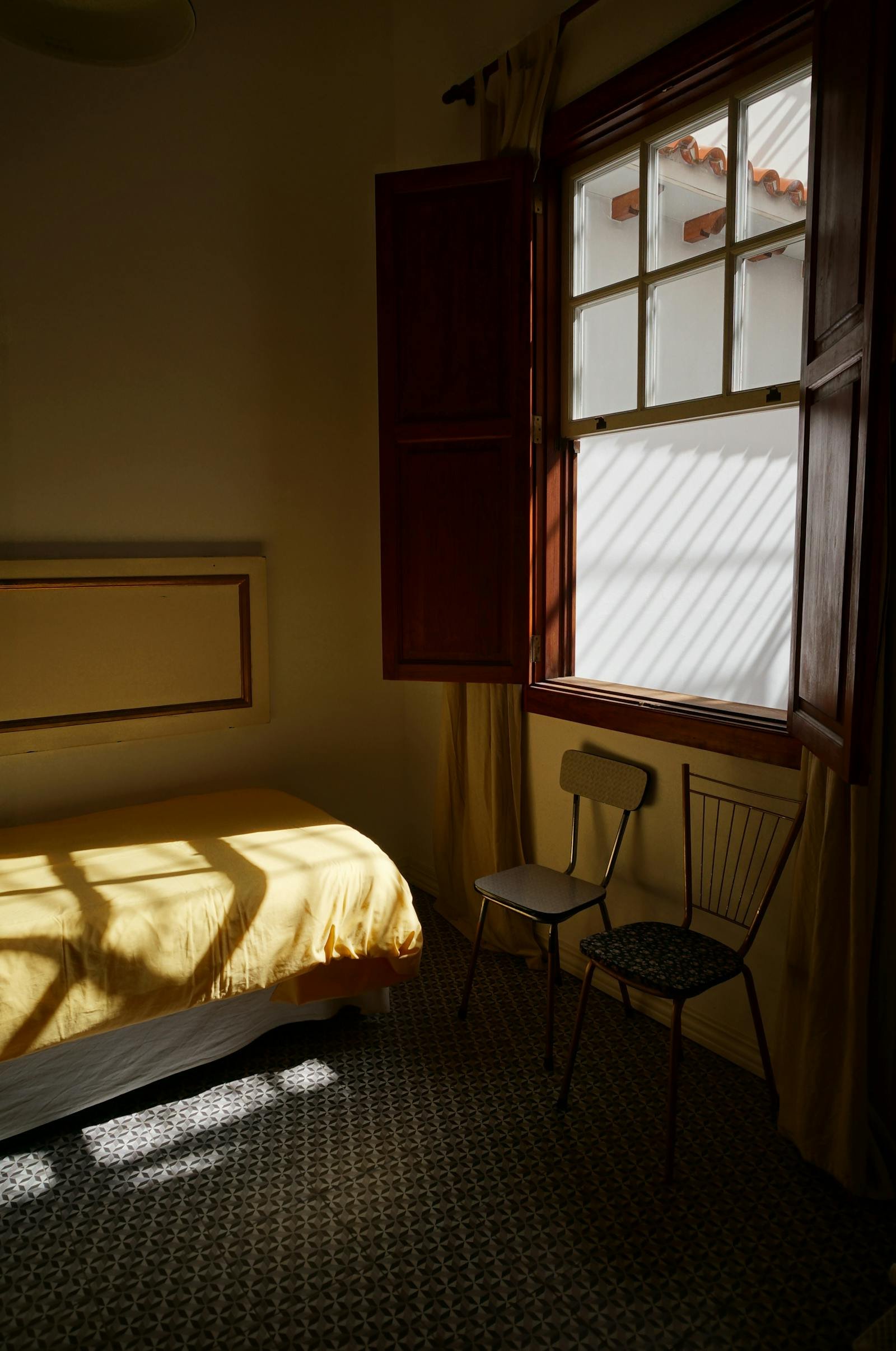 awumbuk meaning — an empty quiet room after guests have left