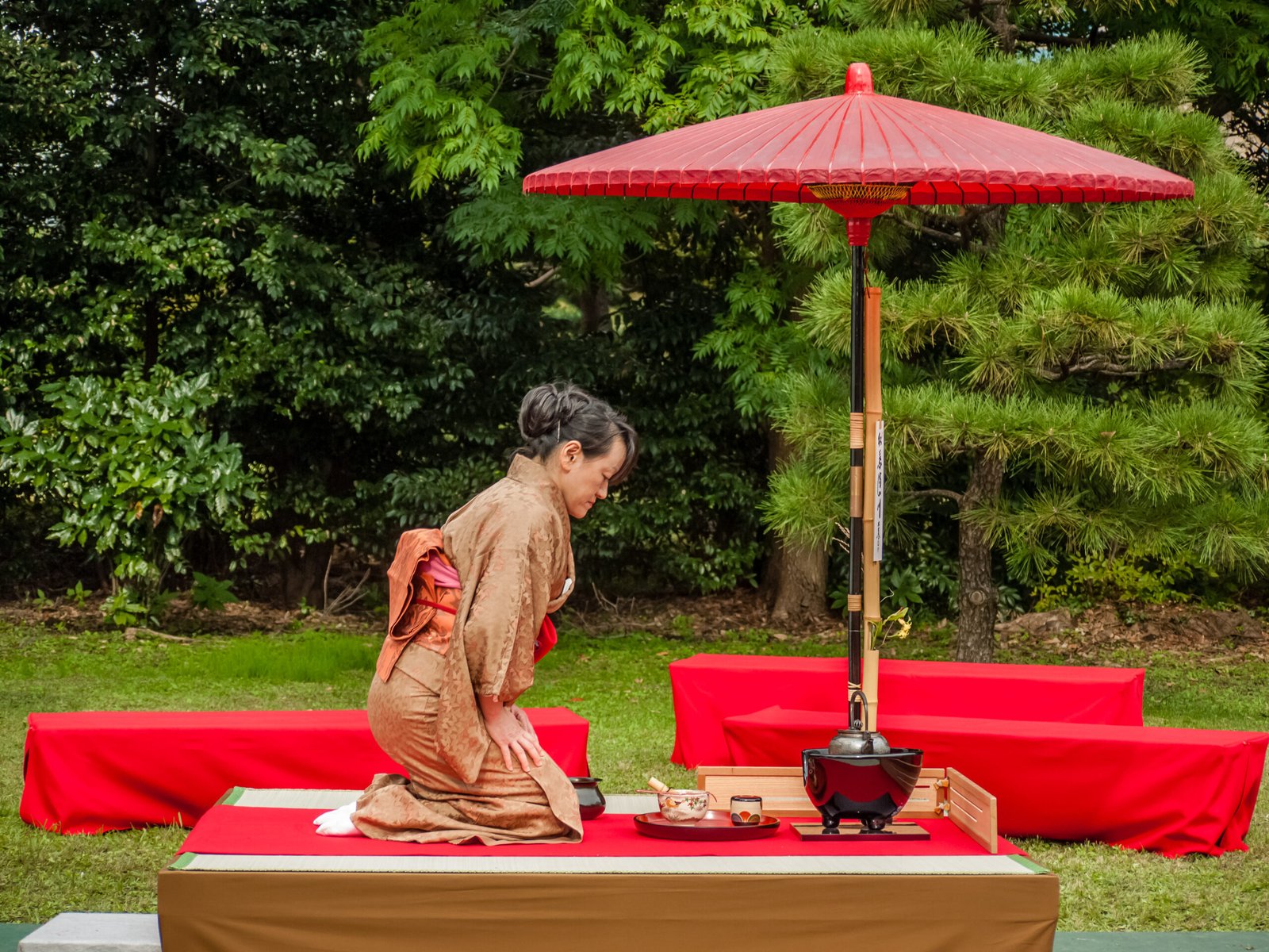 omotenashi meaning — Japanese tea ceremony demonstrating selfless hospitality